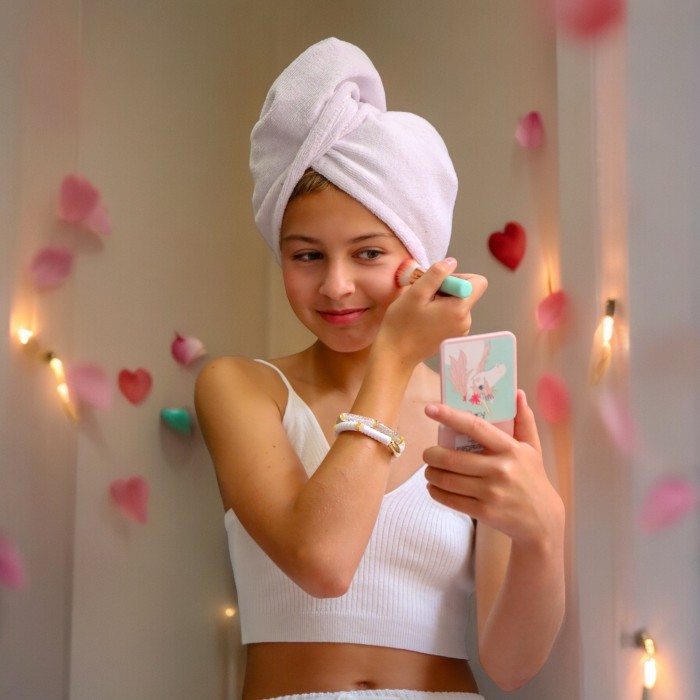 fille qui se maquille